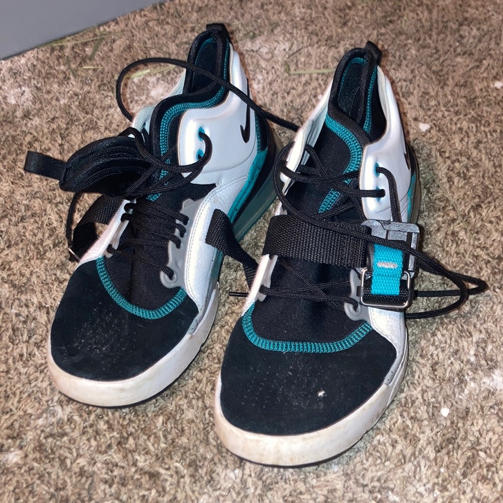 Nike Air Force 270